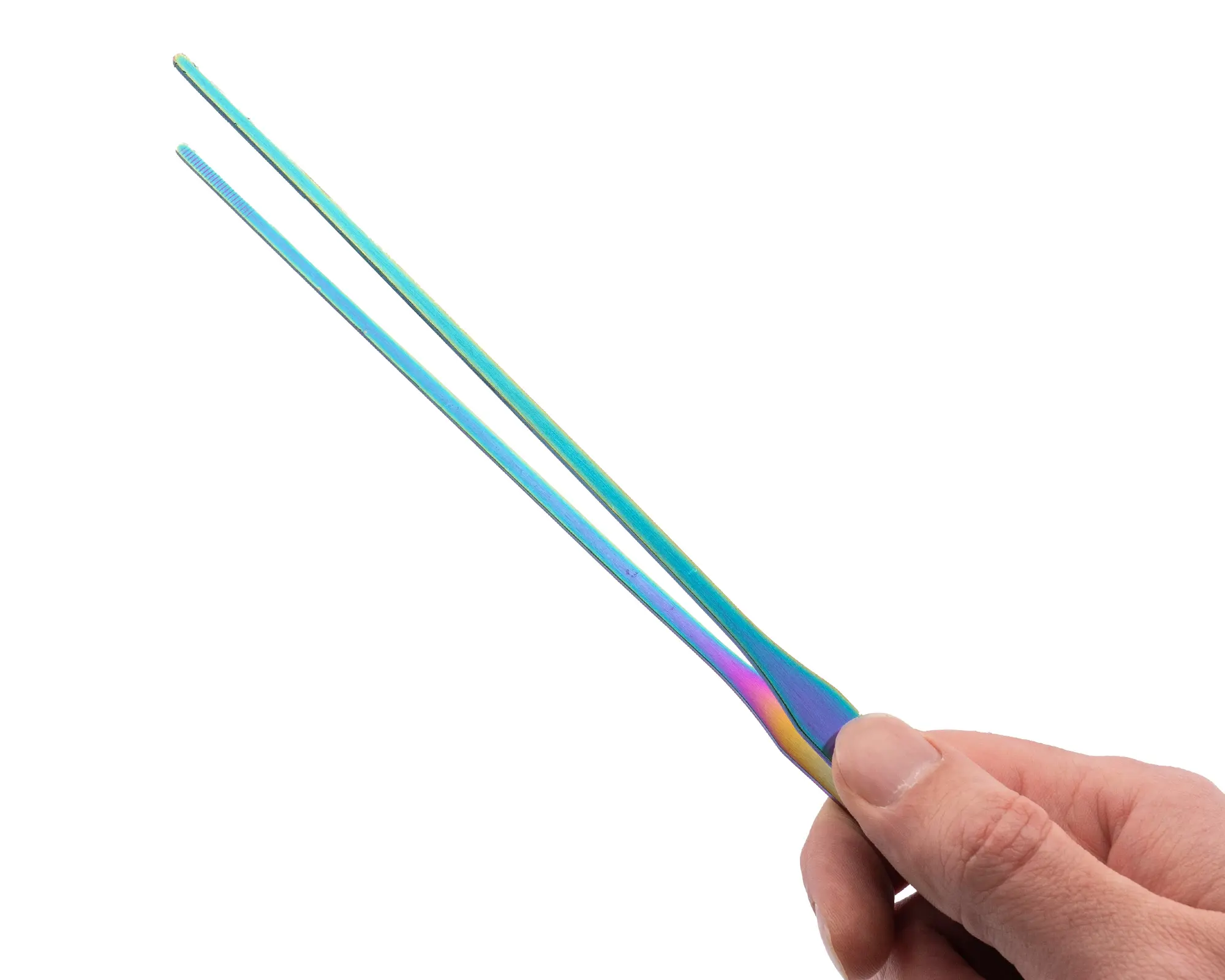 Hand hält bunte Präzisionspinzette auf weißem Hintergrund